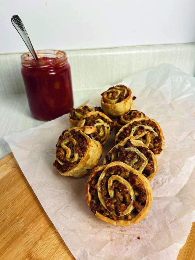 Rouleaux de tourtière servis avec du ketchup aux fruits