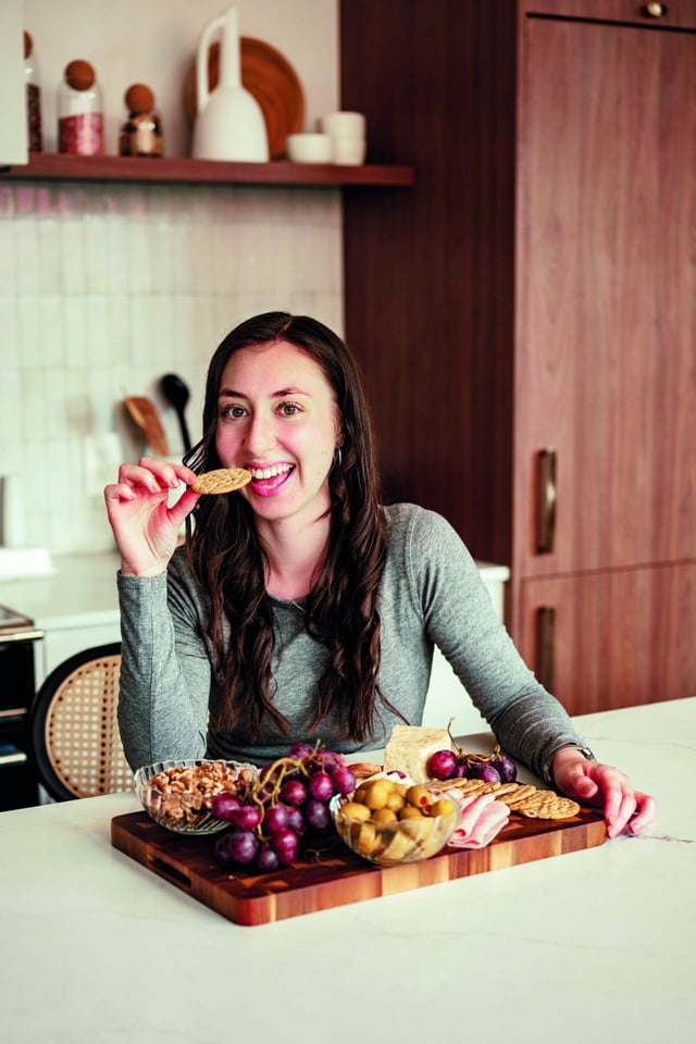 Emilie croque dans un craquelin