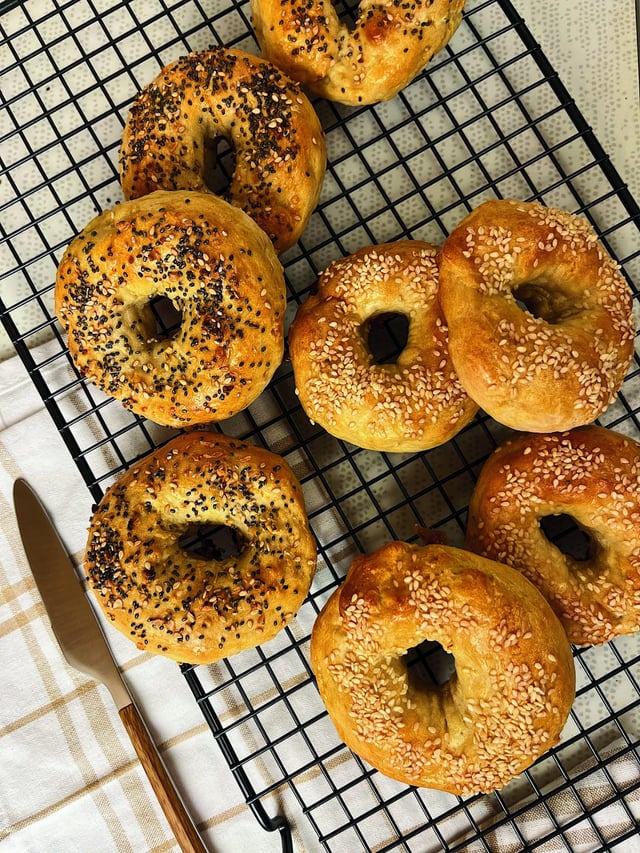 Bagels dorés aux graines sur une grille