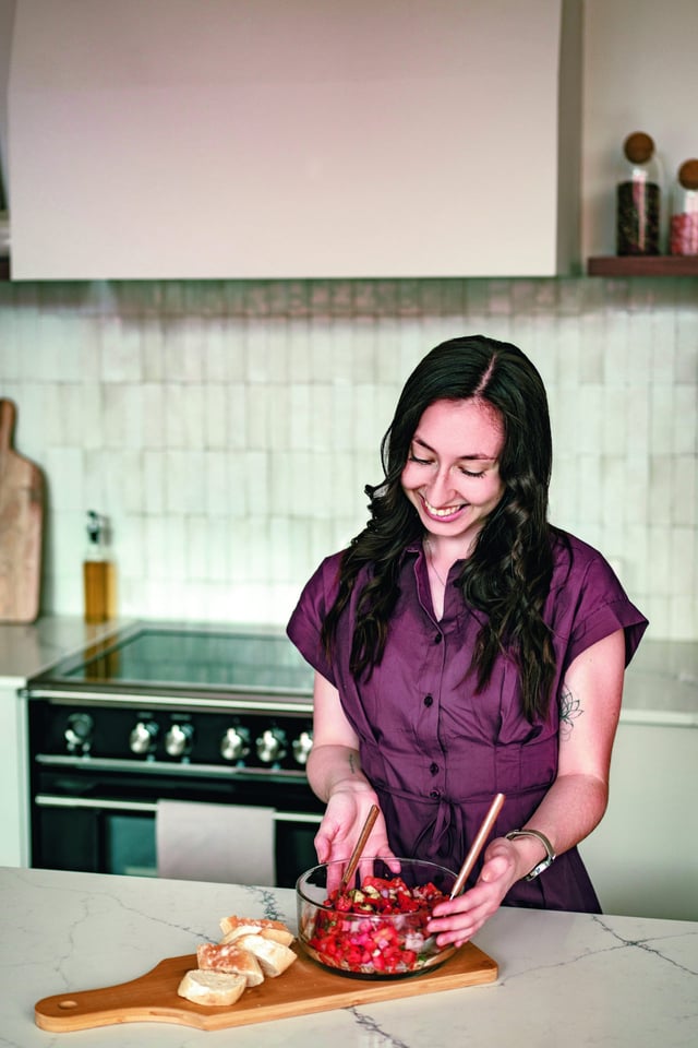 Emilie Yargeau mélange une salsa dans sa cuisine